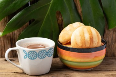 Lezzetli ve besleyici almojabanalar ya da pandebono, kaşar unu ve peynire dayalı bir yemek.