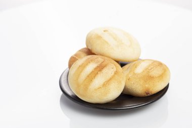 Lezzetli ve besleyici almojabanalar ya da pandebono, kaşar unu ve peynire dayalı bir yemek.