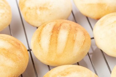 Lezzetli ve besleyici almojabanalar ya da pandebono, kaşar unu ve peynire dayalı bir yemek.