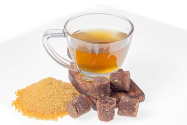 Piloncillo, zemin piloncillo ve piloncillo çayı beyaz arka planda izole edilmiş.