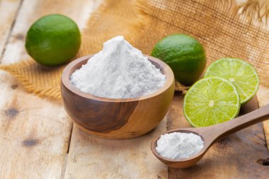 Ahşap bir yüzeyde kabartma tozu ve kireç