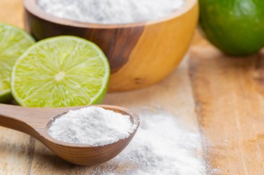 Ahşap bir yüzeyde kabartma tozu ve kireç