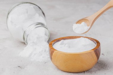 Köy yüzeyindeki ahşap kabın içinde kabartma tozu