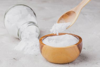 Köy yüzeyindeki ahşap kabın içinde kabartma tozu