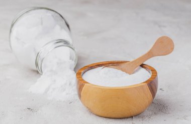 Köy yüzeyindeki ahşap kabın içinde kabartma tozu