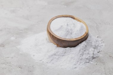 Köy yüzeyindeki ahşap kabın içinde kabartma tozu