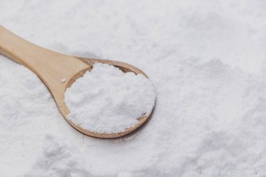 Tahta kaşıkta kabartma tozu, yakın plan.