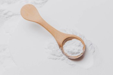 Tahta kaşıkta kabartma tozu, yakın plan.