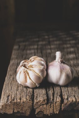 Kırsal ahşap arka planda sarımsak
