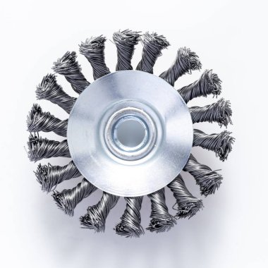 Metal tabanlı ve ortasında fındık olan bir tel tekerlek fırçasının yakın çekim görüntüsü. Fırça kıvrılmış tel kıllardan yapılmış ve tabanında göz koruması takmak için bir uyarı etiketi var..