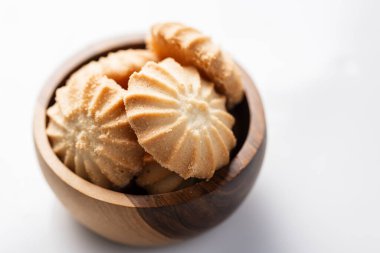 Görüntüde lezzetli kurabiyelerden oluşan bir yığın görüyorsunuz, arka planda yakın plan,