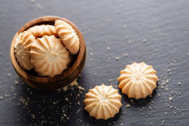 Görüntüde lezzetli kurabiyelerden oluşan bir yığın görüyorsunuz, arka planda yakın plan,