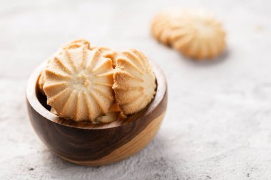 Görüntüde lezzetli kurabiyelerden oluşan bir yığın görüyorsunuz, arka planda yakın plan,