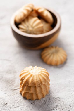 Görüntüde lezzetli kurabiyelerden oluşan bir yığın görüyorsunuz, arka planda yakın plan,