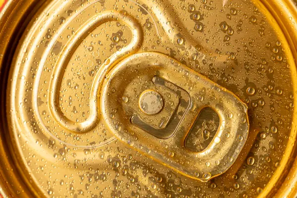Bira kutusunun çok sayıda su damlasıyla yakın plan görüntüsü, kutu altın renginde.