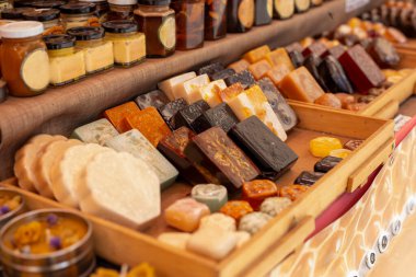 Fuarın raflarında sanatsal sabun grubu