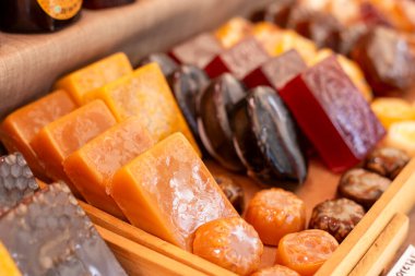 Fuarın raflarında sanatsal sabun grubu