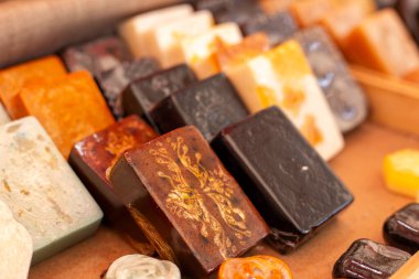 Fuarın raflarında sanatsal sabun grubu