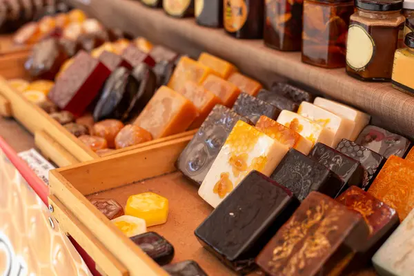 Fuarın raflarında sanatsal sabun grubu