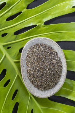 Taş bir kabın içindeki chia tohumları yığını, yakın plan görüntü