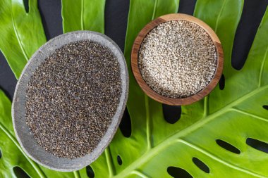 Chia ve kinoa taneleri, taş ve ahşap kaplarda, üst manzara