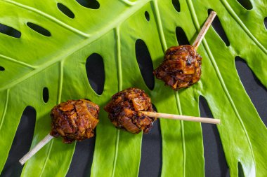 Hindistan cevizi ve panela bonbonları, geleneksel Kolombiya ziyafeti.