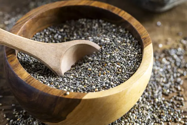 Ahşap bir kabın içindeki fasulye yığını, yakın plan görüntü.