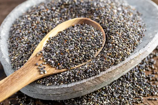 Ahşap bir kabın içindeki fasulye yığını, yakın plan görüntü.