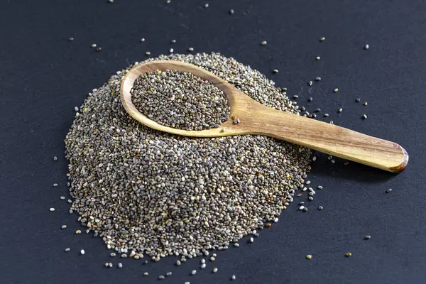 Ahşap bir kabın içindeki fasulye yığını, yakın plan görüntü.