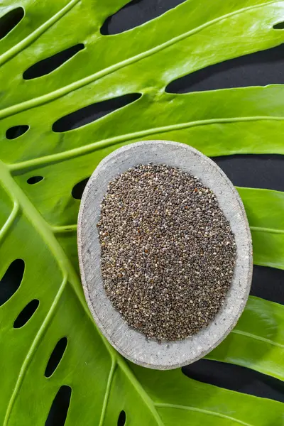 Taş bir kabın içindeki chia tohumları yığını, yakın plan görüntü