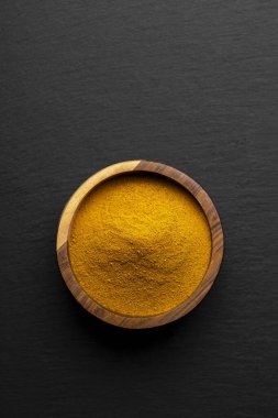 Tahta Kaşıklar Üzerine Renkli Baharatlar Curry, zerdeçal, ve Paprika Karanlık Sayfa Arkaplanda