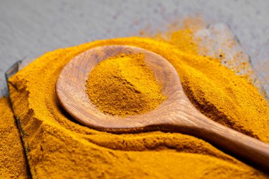 Tahta Kaşıklar Üzerine Renkli Baharatlar Curry, zerdeçal, ve Paprika Karanlık Sayfa Arkaplanda