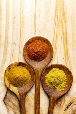 Köy arka planında tahta kaşıklardaki baharatların çeşitliliği