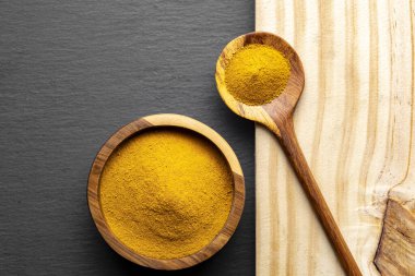 Tahta Kaşıklar Üzerine Renkli Baharatlar Curry, zerdeçal, ve Paprika Karanlık Sayfa Arkaplanda