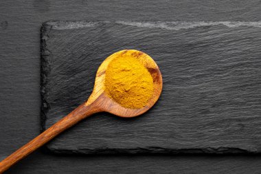 Tahta Kaşıklar Üzerine Renkli Baharatlar Curry, zerdeçal, ve Paprika Karanlık Sayfa Arkaplanda