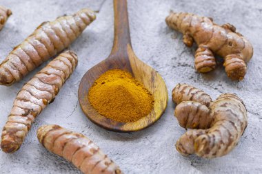 Kırsal bir zeminde taze zerdeçal, sağlık ve yemek pişirmek için doğal bir malzeme.