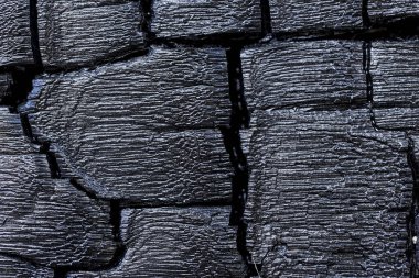 Yandıktan sonra kömürleşmiş ahşap dokunun yakın çekimi