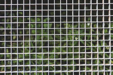 Bitki örtüsü, kentsel ve endüstriyel karşıtlık üzerine metal ızgara