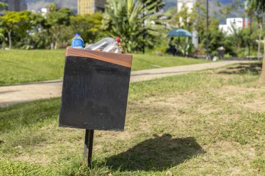 Çöp atmak için konteynır, halka açık bir parkta, görüntü