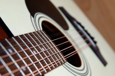 Gitar telleri. Gitar gövdesi. Seçici odaklanma. yakın plan.