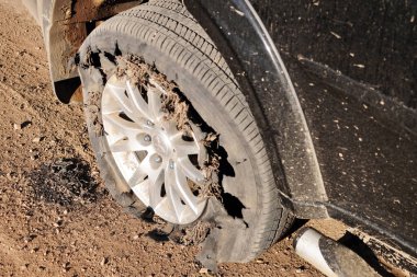  Araç tekerleği yolda moloz yığınına çarpmış.
