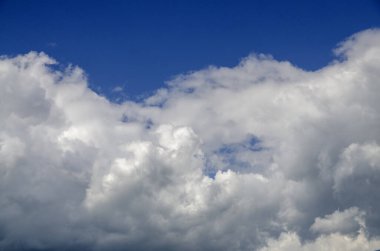 Bulutlu mavi gökyüzünün güzel manzarası. Parçalı bulutlu. Yazın arka plan bulutu. Bulutlu bir yaz. Gökyüzünde bulutlar berrak gün batımıyla. 