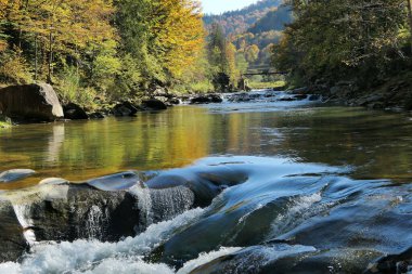 Prut dağı ve şelaleleri Yaremche, Karpatlar ve Ukrayna 'da görülür.