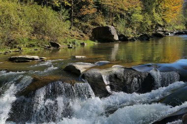 Prut dağı ve şelaleleri Yaremche, Karpatlar ve Ukrayna 'da görülür.