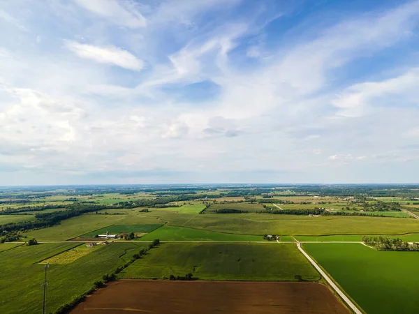 Wisconsin 'in kırsal kesiminde bulutlu mavi gökyüzü