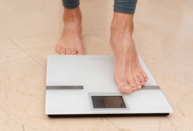Ağırlığı, sağlıklı yaşam tarzını ve ağırlık kontrolünü kontrol etmek için Dijital ölçekte adım atan ayakları kapat