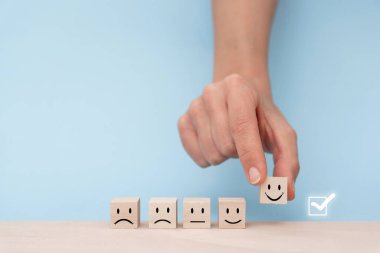 Hand 'e yaklaşın. Müşteri memnuniyetini değerlendirmek için ahşap bloğu olumlu duygularla doldurun.