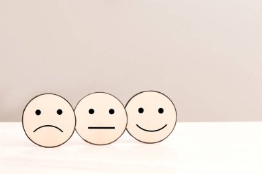 Olumsuzdan olumluya tatmin seviyelerini gösteren ahşap çemberler, hizmet kalitesi hakkında geri bildirim sağlar