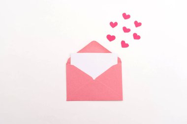 İçinde boş kart ve uçuşan kağıt kalpler olan pembe bir zarf. Aşkı ve sevgililer gününü simgeliyor.