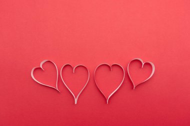 Kağıt kalpler kırmızı zemin üzerine